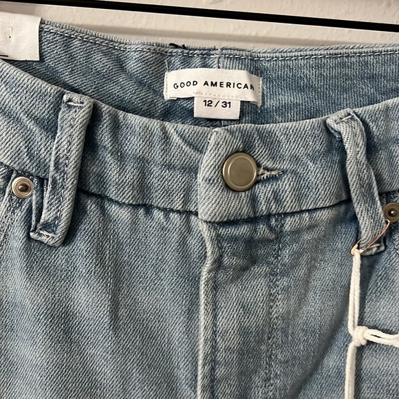 •GOOD AMERICAN • GOOD LEGS CROP RAW HEM Jeans - Picture 14 of 15